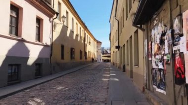Eski şehirde sokakta yürüyen insanlar