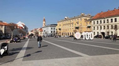 Eski şehirde sokakta yürüyen insanlar