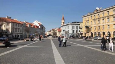 Eski şehirde sokakta yürüyen insanlar