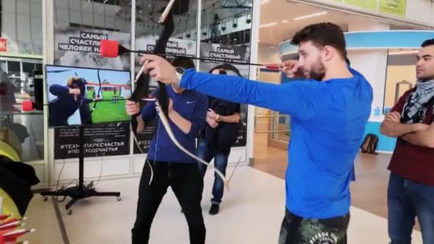 Hommes tirant sur un archer à l'intérieur — Video