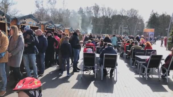 People visit weekend market at day time — Stock Video