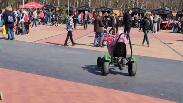 Människor besöka helgmarknaden på dagtid — Stockvideo