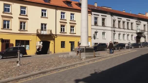 Les gens marchent dans la rue dans la vieille ville — Video