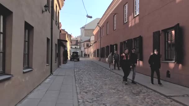 Människor som gick på gatan i gamla staden — Stockvideo