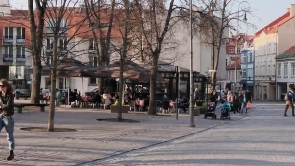 Les gens marchent dans la rue dans la vieille ville — Video