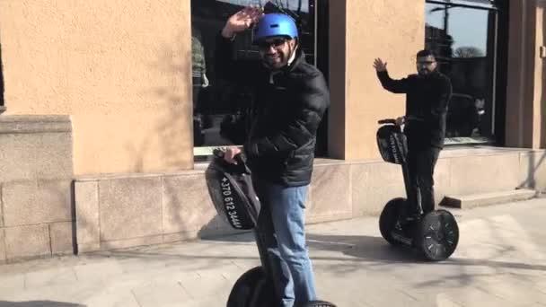 Turisté na koni segway tour na ulici ve starém městě — Stock video