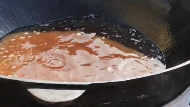 在深脂肪煎锅中的油 — 图库视频影像
