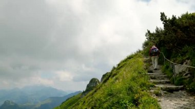 Yaz saati dağ doğa panoramik manzarası, İsviçre.