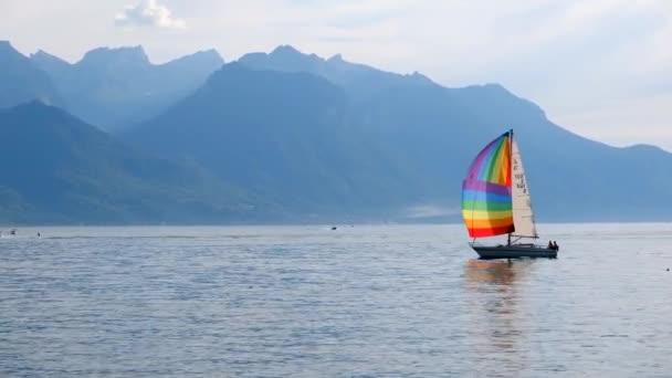 Jacht met een regenboog zeil in Geneva lake — Stockvideo