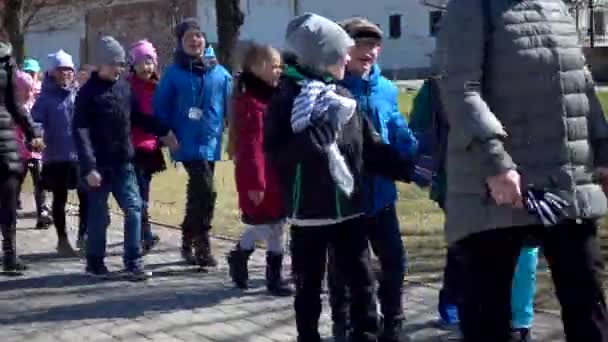 Niños de 6 a 7 años caminando en fila por la calle — Vídeos de Stock