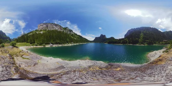 Gyönyörű hegyi tó nyári táj, Svájc — Stock Fotó