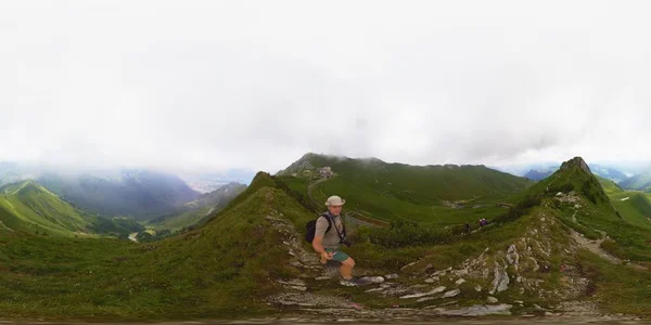 스위스 산에 하이킹 하는 중간 나이 남자 — 스톡 사진