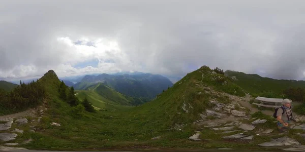 Középkorú férfi túrázás hegyekben Svájc — Stock Fotó