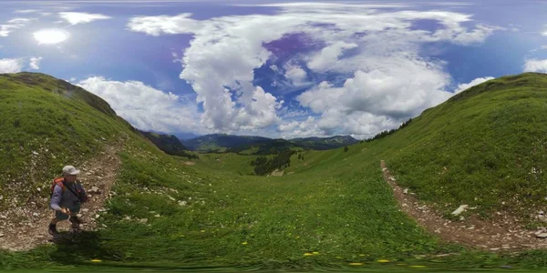 Medioevo uomo escursioni in Svizzera montagne — Foto Stock