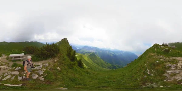 中年人徒步旅行在瑞士山 — 图库照片