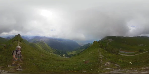 Középkorú férfi túrázás hegyekben Svájc — Stock Fotó