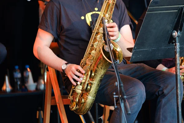 Musician playing saxophone at live concert — Stock Photo, Image
