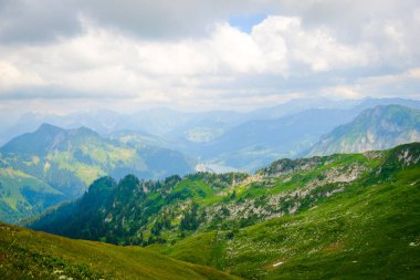 Tipik yaz dağlar İsviçre manzara