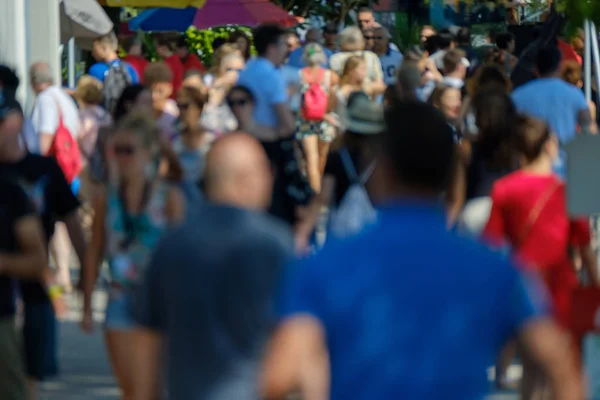 Niet-geïdentificeerde menigte van mensen lopen op straat — Stockfoto