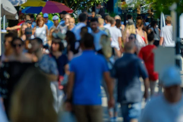Multitud de personas no identificadas caminando por la calle — Foto de Stock