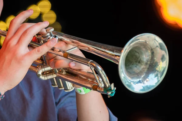 Hudebník hraje na trubku na live koncert — Stock fotografie