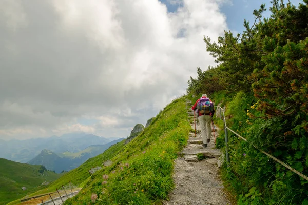 Pessoas caminhando na Suíça Alpes no dia ensolarado — Fotografia de Stock