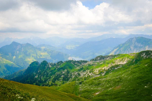 Typisk sommar bergen Schweiz landskap — Stockfoto
