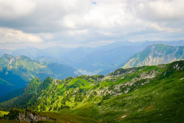 Typisk sommar bergen Schweiz landskap — Stockfoto