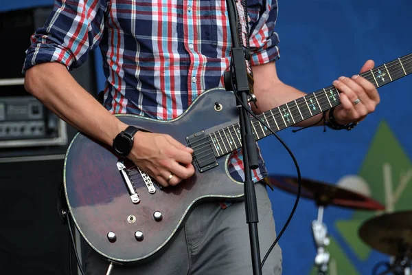 Man playing electric guitar — Stock Photo, Image