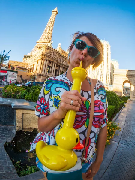 Genç kadın içecekler komik ördek sallamak içinde Las Vegas — Stok fotoğraf