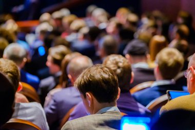 İnsanlar iş konferans Kongre salonunda katılmak