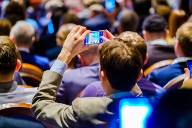 Seyirci hocayı dinler.