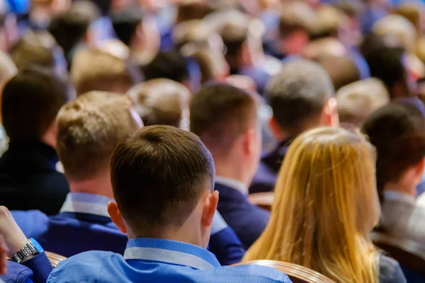 İnsanlar iş konferans Kongre salonunda katılmak — Stok fotoğraf