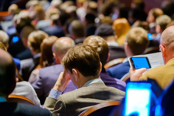 Le persone partecipano alla conferenza di business nella sala congressi — Foto Stock