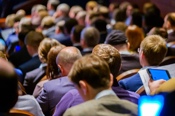 Люди принимают участие в бизнес-конференции в конгресс-зале — стоковое фото