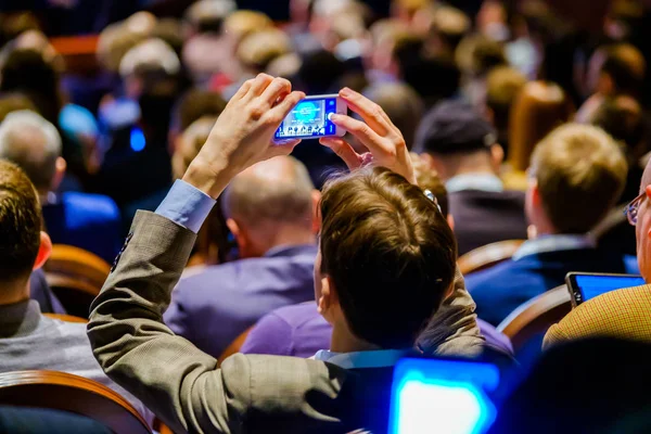 Publiken lyssnar på föreläsaren — Stockfoto