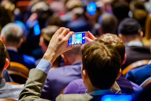 Il pubblico ascolta il docente — Foto Stock