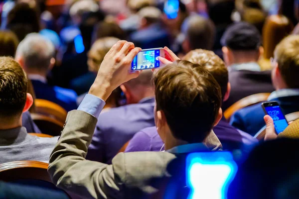 El público escucha al conferenciante — Foto de Stock