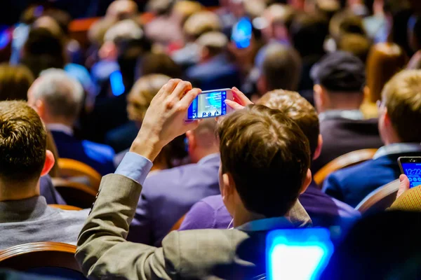 Publikum naslouchá přednášejícímu — Stock fotografie