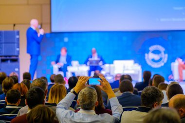 İnsanlar iş konferans Kongre salonunda katılmak