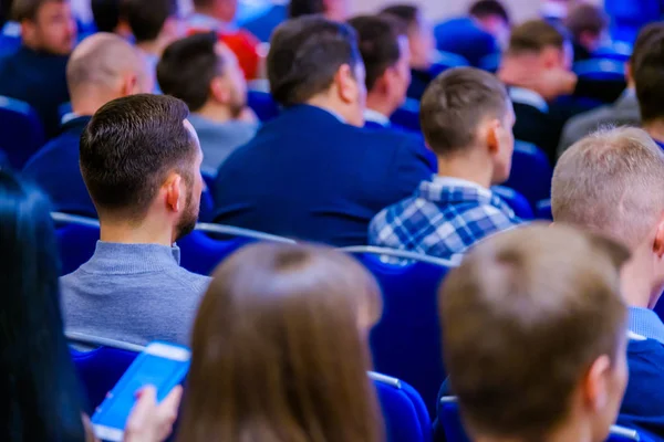 Mensen wonen zakelijke bijeenkomst in zaal van het hotelcongres — Stockfoto