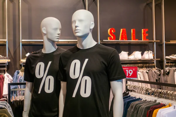 Mannequins in the store — Stock Photo, Image