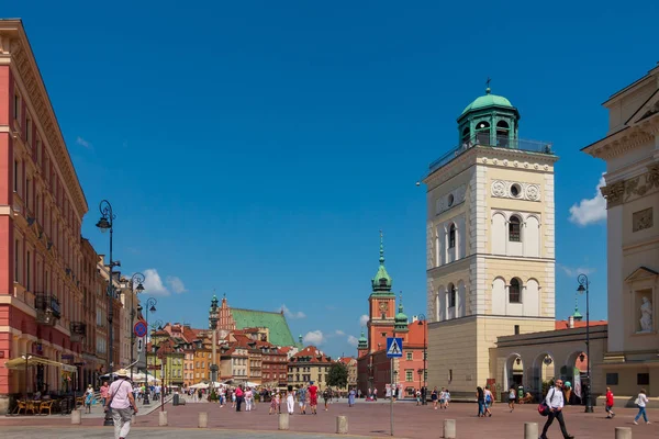 Människor som vandrar i gamla staden centrum på solig dagtid — Stockfoto