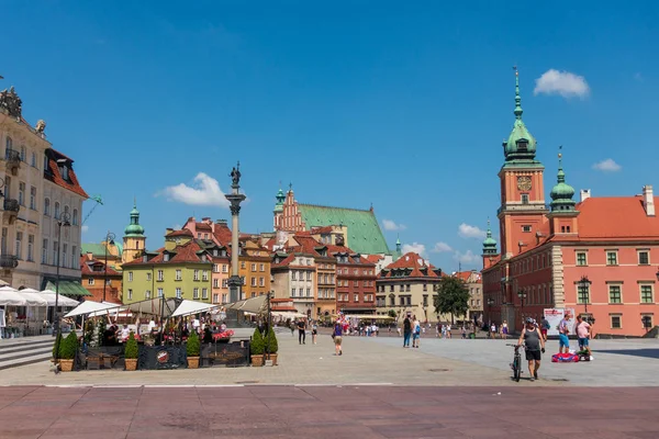 Människor som vandrar i gamla staden centrum på solig dagtid — Stockfoto