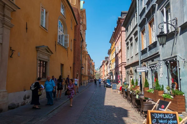 Ludzie chodzą na starym mieście w centrum o czas słoneczny dzień — Zdjęcie stockowe