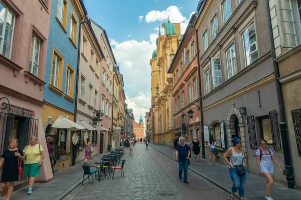 Ludzie chodzą na starym mieście w centrum o czas słoneczny dzień — Zdjęcie stockowe