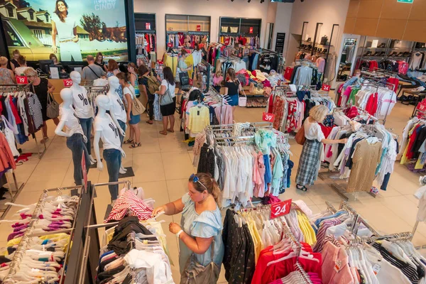 Pessoas na loja de compras durante a venda — Fotografia de Stock