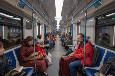 İnsanlar metroya biniyor