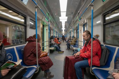 İnsanlar metroya biniyor