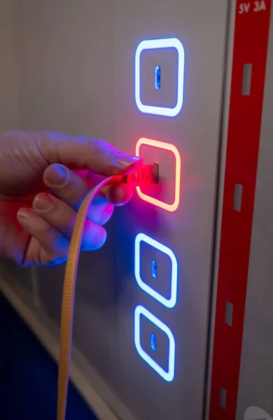 Mannenhand sluit USB-kabel aan op de gratis opladen poort — Stockfoto